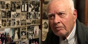 αντρας διπλα σε φωτογραφίες
