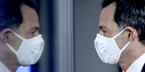 Ο πρωθυπουργός της Ιρλανδίας Μίχαελ Μάρτιν με μάσκα για τον κορωνοϊό