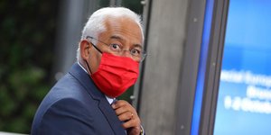 Ο Πορτογάλος πρωθυπουργός, Αντόνιο Κόστα, με μάσκα για τον κορωνοϊό