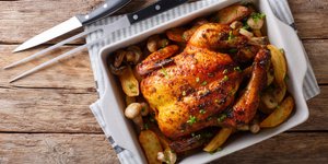 Πυρέξ με κοτόπουλο στο φούρνο με πατάτες