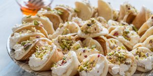 Κατάγεφ, οι τηγανίτες της ανατολής με κρέμα τυριού και φιστίκι Αιγίνης