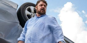 Ράσελ Κρόου γαλαζιο πουκάμισο 