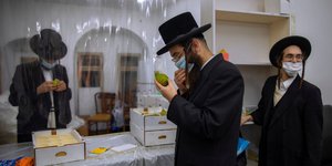 Ισραηλινοί κοιτάζουν αντικείμενα σε κουτιά