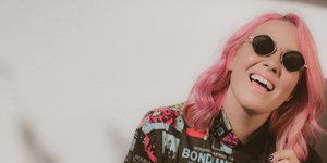 Ρενέ Στυλιαρά συγγραφέας με ροζ μαλλιά