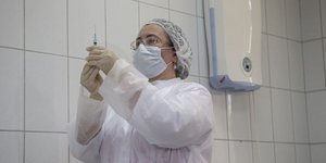 Νοσοκόμα στη Ρωσία χορηγεί μια δόση του εμβολίου για τον κορωνοϊό