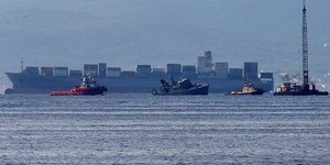 υμουλκά προσεγγίζουν το ναρκοθηρευτικό «Καλλιστώ» μετά τη σύγκρουση με το φορτηγό πλοίο MAERSK LAUNCESTON