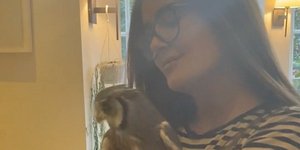 Η Σάλμα Χάγιεκ με μια κουκουβάγια στην αγκαλιά της 