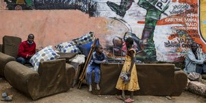 σαλονι στο δρομο καθονται 