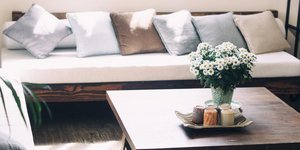 Ενα βάζο με μαργαρίτες στο τραπέζι του σαλονιού