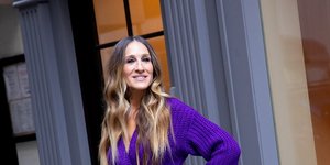 η Σάρα Τζέσικα Πάρκερ με πλεκτό φόρεμα