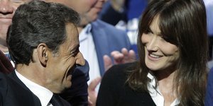 Νικολά Σαρκοζί και Κάρλα Μπρούνι, κοιτάει ο ένας τον άλλον