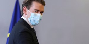 Ο Σεμπάστιαν Κουρτς με μάσκα