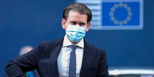 Ο Σεμπάστιαν Κουρτς με μάσκα βάζει το κινητό στην τσέπη