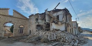 Κτίριο που υπέστη ζημιές από τον σεισμό στη Σάμο