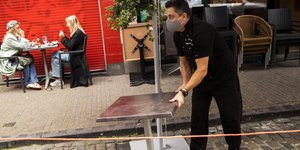 σερβιτορος κορδελα 