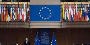 Η σημαία της ΕΕ ανάμεσα στις σημαίες των 27 κρατών μελών της Ευρώπης