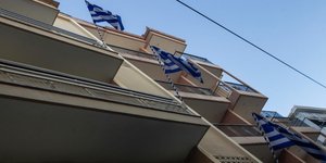 τρεις σημαιες μπαλκονια