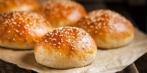 Συνταγή για ψωμάκια μπέργκερά πάνω σε λαδόκολλα