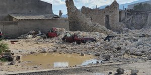 Χαλάσματα σε κτίρια που έπεσαν από τον σεισμό στη Σάμο