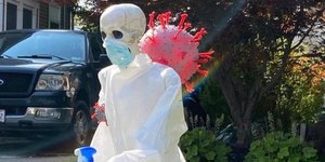 σκελετός διακόσμηση Halloween κορωνοϊός