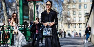 γυναίκα με φούστα στην εβδομάδα μόδας