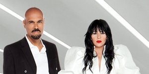 Ο Δημήτρης Σκουλός με σακάκι και λευκό πουκάμισο και η Ζενεβιέβ Μαζαρί με oversized top