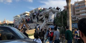 Διασώστες και κόσμος σε κτίριο που έπεσε από τον σεισμό στη Σμύρνη