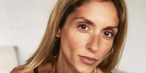 Η Σοφία Καρβέλα με χρυσές αλυσίδες