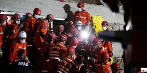 Σωστικά συνεργεία σε κτίριο που έπεσε από σεισμό στη Σμύρνη