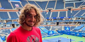 Ο Στέφανος Τσιτσιπάς με t-shirt