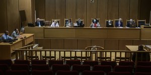 με μασκες στο δικαστηριο