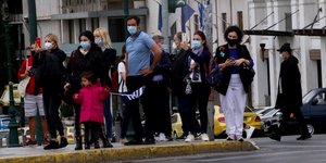 αθηνα πεζοδρομιο μασκες 