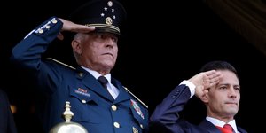 Ο στρατηγός Σιενφουέγος χαιρετά στρατιωτικά