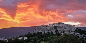 Μια υπέροχη φθινοπωρινή ανατολή ηλίου πίσω από την Ακρόπολη
