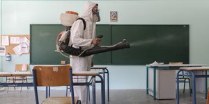 Απολύμανση σε σχολική αίθουσα