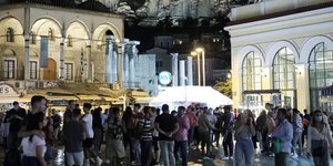 συνωστισμός στο μοναστηράκι