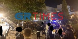 Νεαροί σε πλατεία στη Θεσσαλονίκη