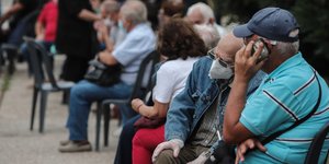 ηλικιωμενοι σε καρεκλες