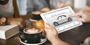 Άνδρας ελέγχει τα χαρακτηριστικά ενός νέου αυτοκινήτου
