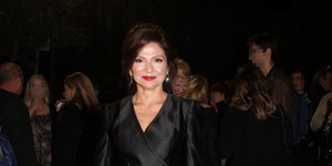 H Ταμίλα Κουλίεβα με λευκό παντελόνι