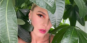Η Τάμτα με φούξια κραγιόν και eyeliner