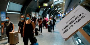Πινακίδα σε αεροδρόμιο για ταξιδιώτες λόγω κορωνοϊού