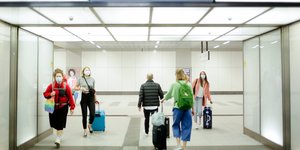 Ταξιδιώτες με βαλίτσες σε διάδρομο αεροδρομίου στην Γερμανία