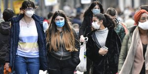 τεσσερις γυναικες με μασκα 