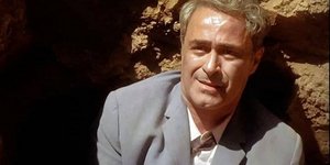 Ο Θανάσης Κουρλαμπάς, στην τελευταία σκηνή των «Άγριων Μελισσών»