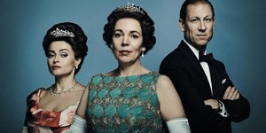 Η Ολίβια Κόουλμαν με το στέμμα για τις ανάγκες της σειράς του Netflix, The Crown