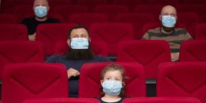 θεατρο αποστασεις μασκες 