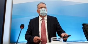 Ο Τάκης Θεοδωρικάκος κατά τη συνέντευξη Τύπου με μάσκα