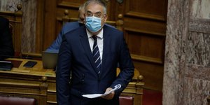 Τακης Θεοδωρικάκος με μασκα και χαρτια 