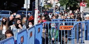 Ουρά πιστών έξω από τον Αγιο Δημήτριο 